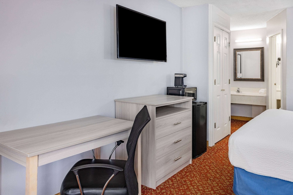 Room, 1 King Bed, Non Smoking - Photo 2