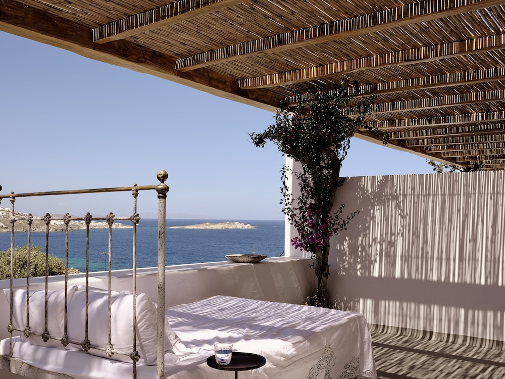 Honeymoon Sunset & Sea View Suite with Heated Plunge Pool