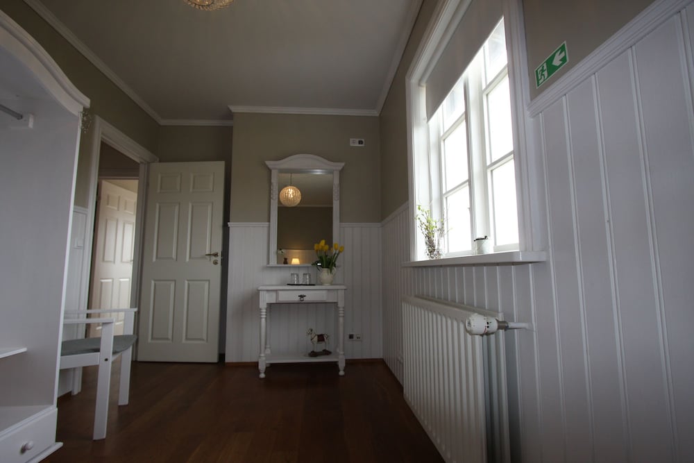 Standard Double or Twin Room, Shared Bathroom photo 2
