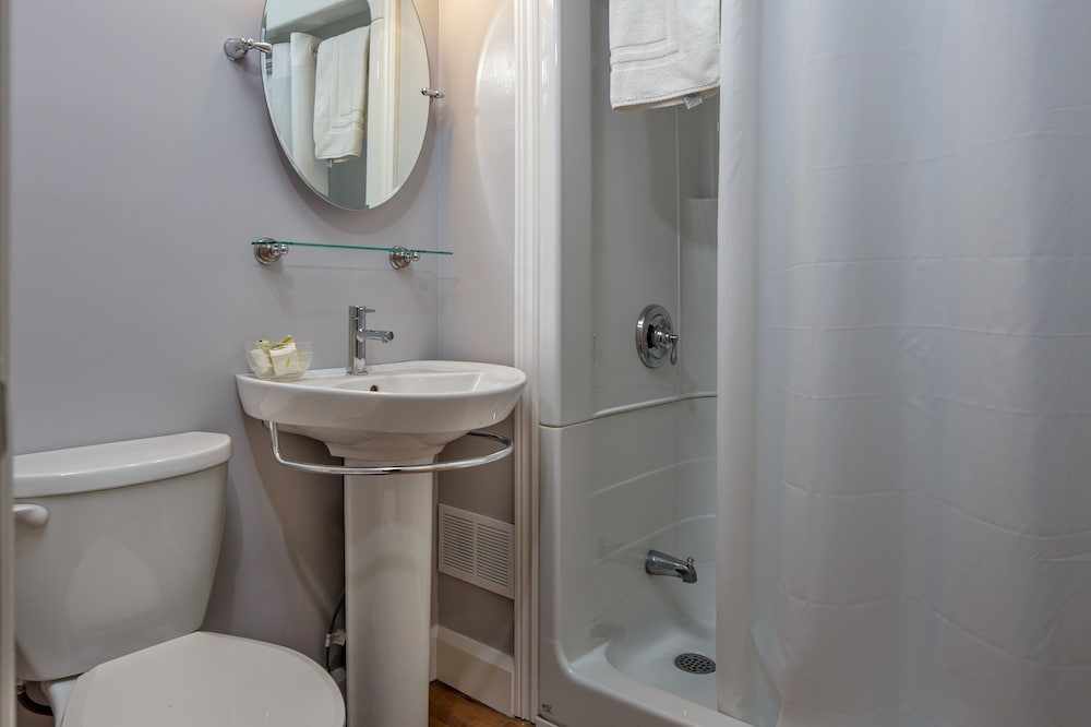 Standard Room, 2 Queen Beds, Ground Floor photo 3