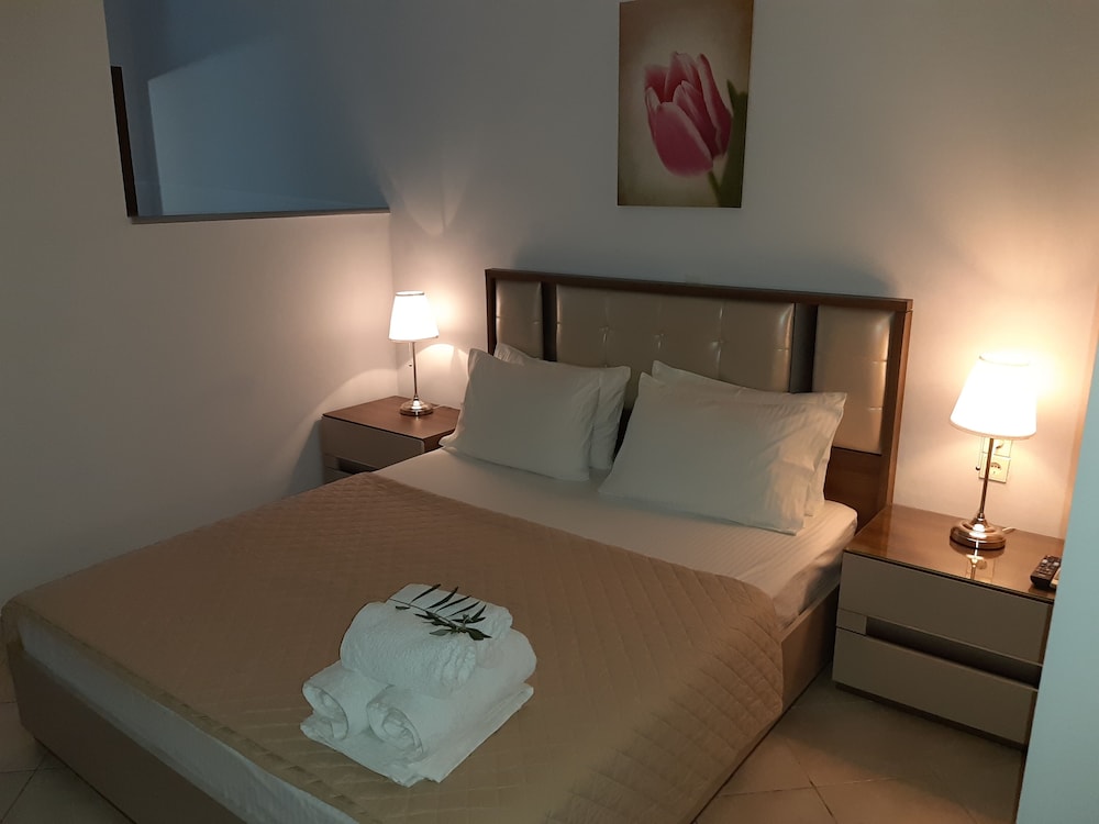 Basic Triple Room, 1 Queen Bed with Sofa bed photo 2