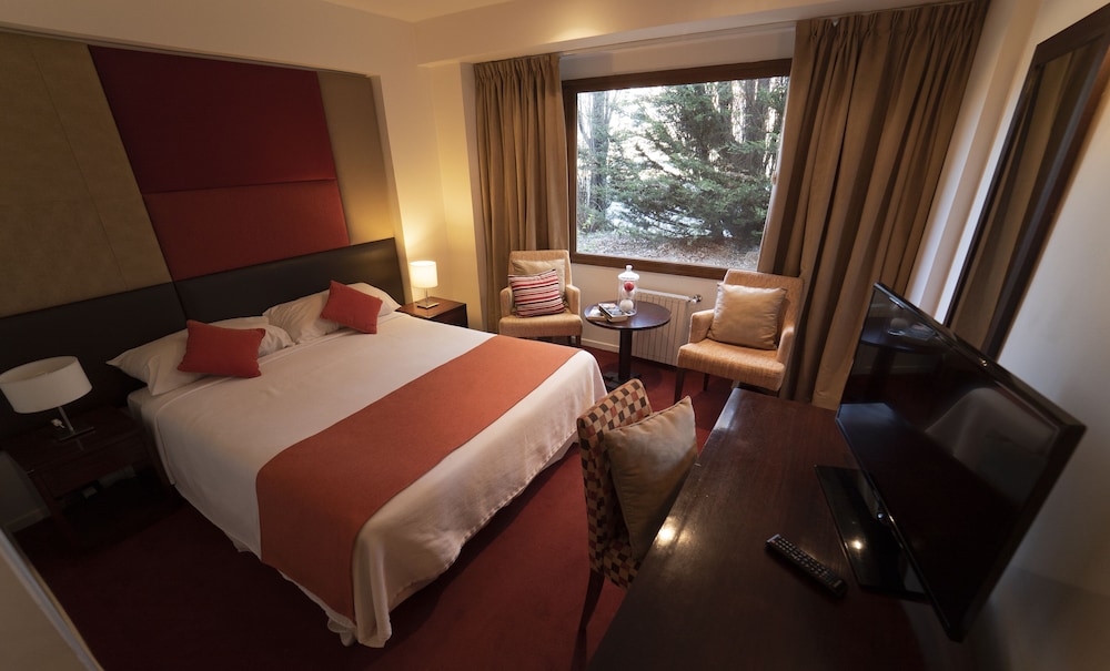 Deluxe Room, 1 Queen Bed, Lake View photo 3