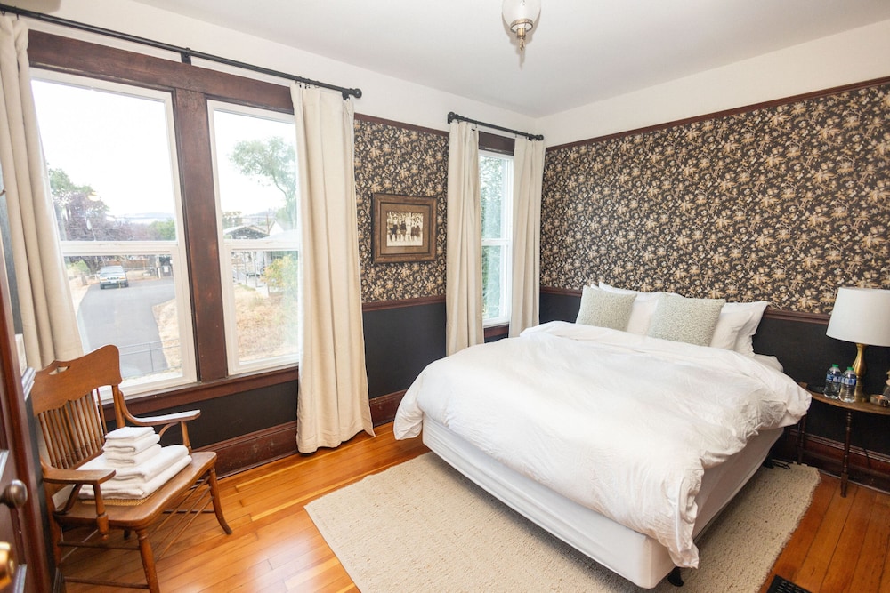 Double Room, Shared Bathroom (Queen Room) photo 1