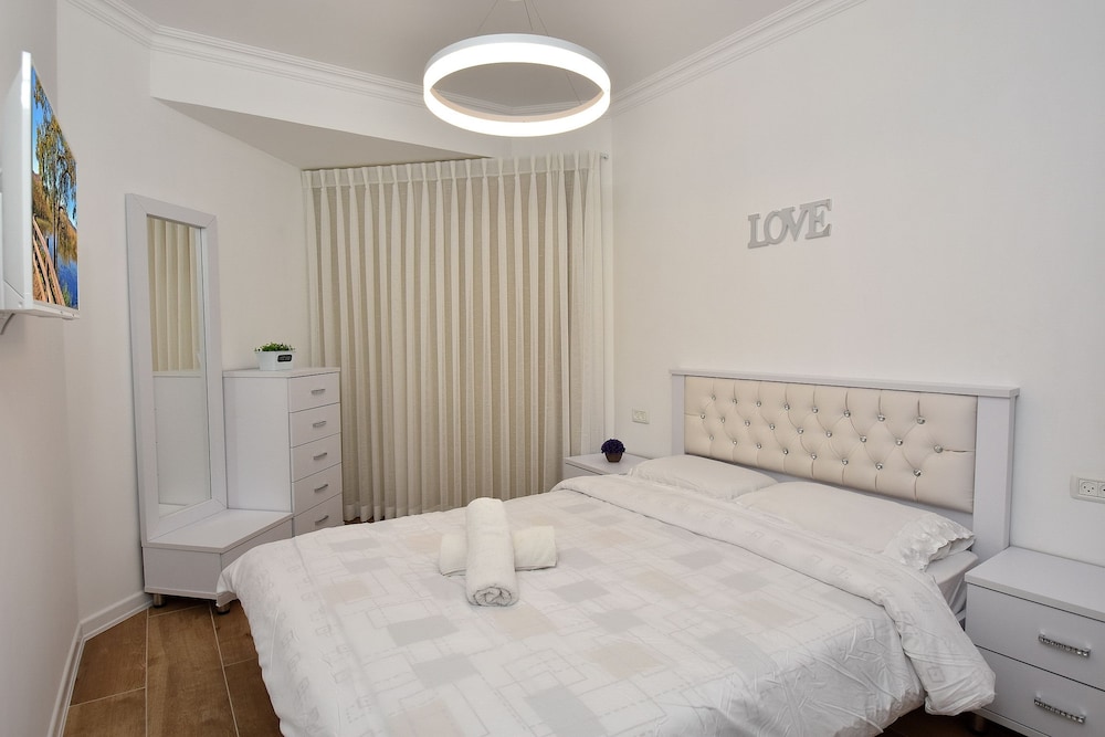 Premium Apartment, 1 Double Bed with Sofa bed, Lake View, Beachfront photo 3