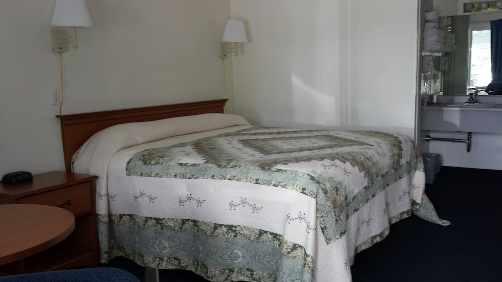 Room, 2 Double Beds (Downstairs) photo 1
