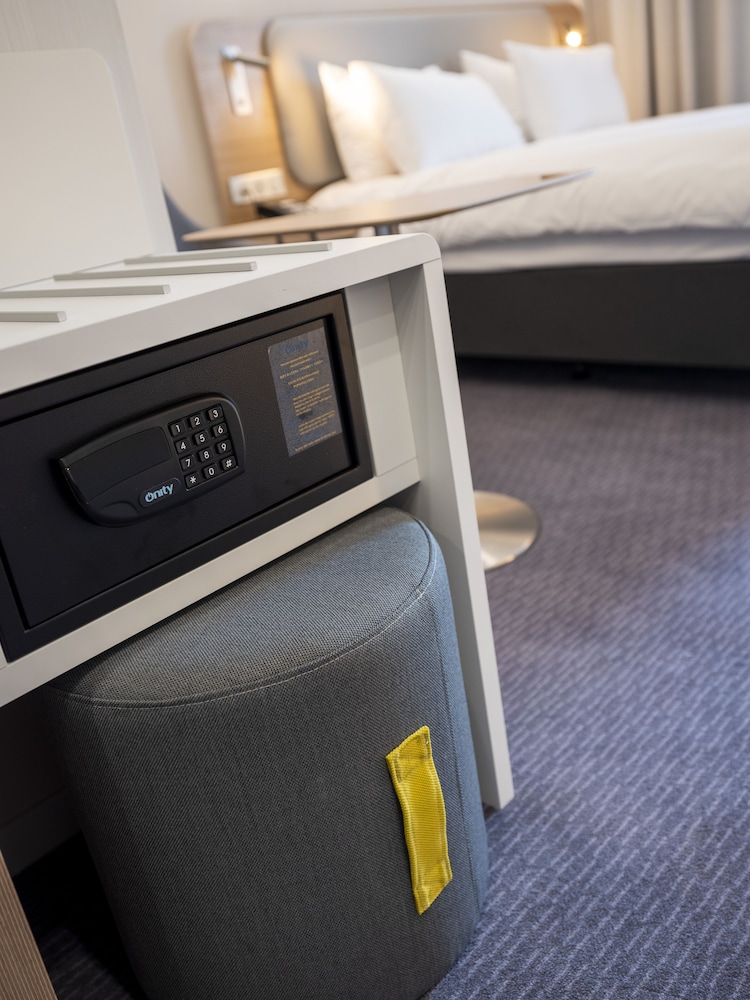 Standard Room, 1 Queen Bed (Free Breakfast) - Photo 2