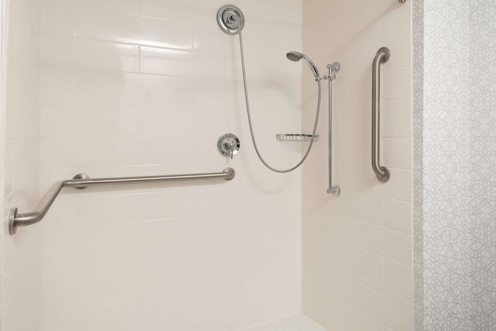 Room, 2 Queen Beds, Accessible, Non Smoking (Roll-In Shower) - Photo 2