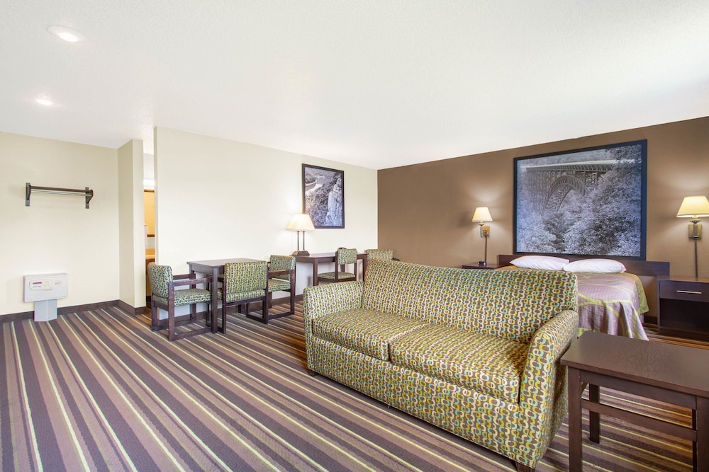 Studio Suite, 1 Queen Bed, Non Smoking photo 2
