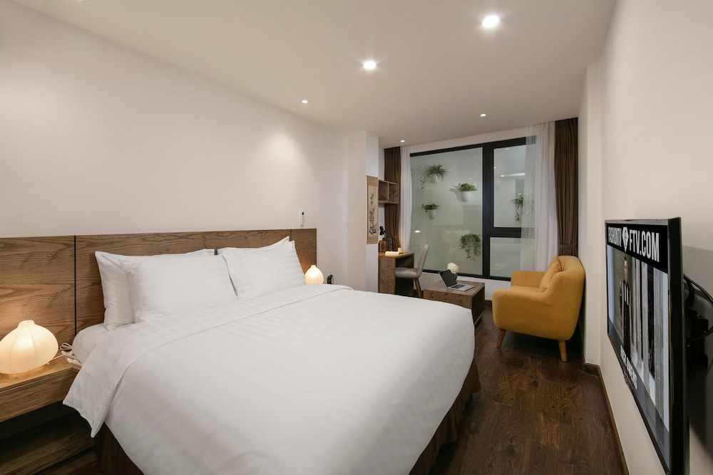 Superior Studio, 1 King Bed, Bathtub photo 2