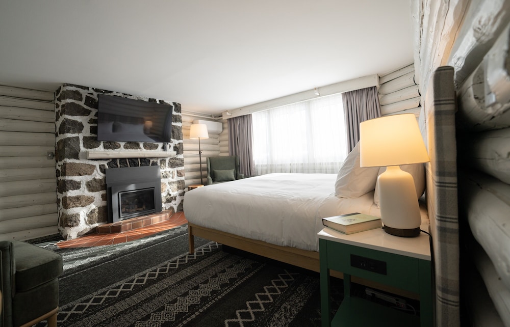 Room, 1 Queen Bed, Fireplace (View) - Photo 2