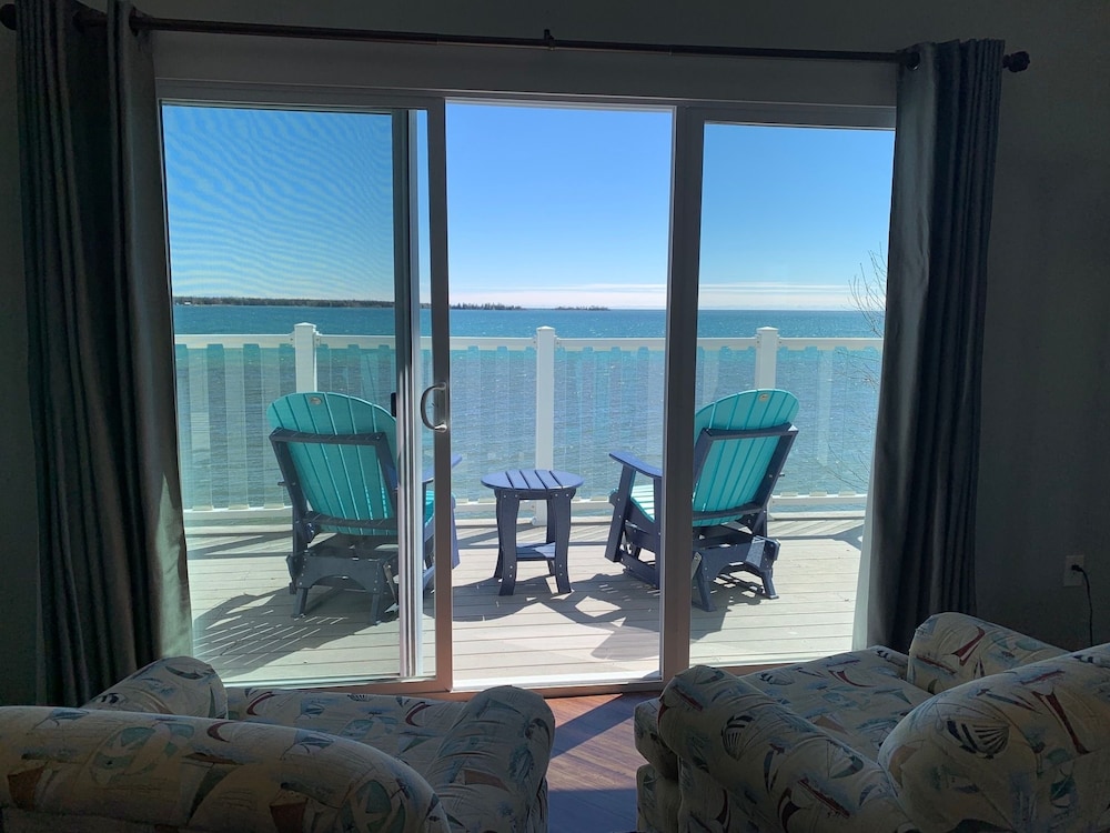 Luxury Studio Suite, 1 King Bed with Sofa bed, Lake View 205, Not Pet Friendly photo 2