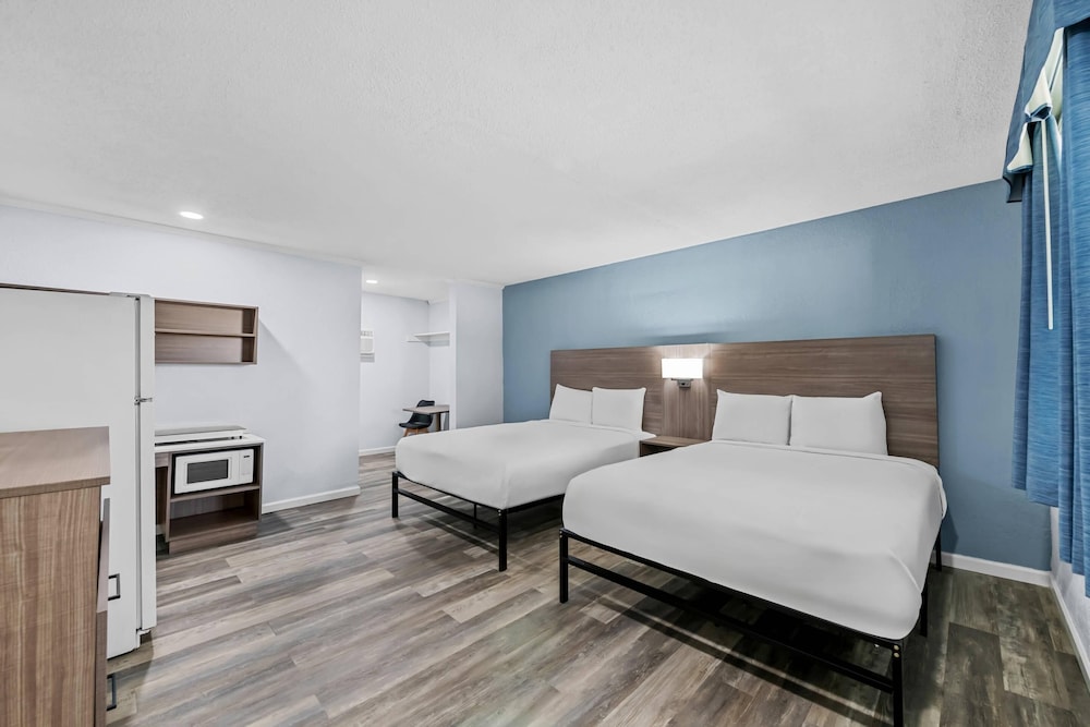 Room, 2 Queen Beds, Non Smoking - Photo 2