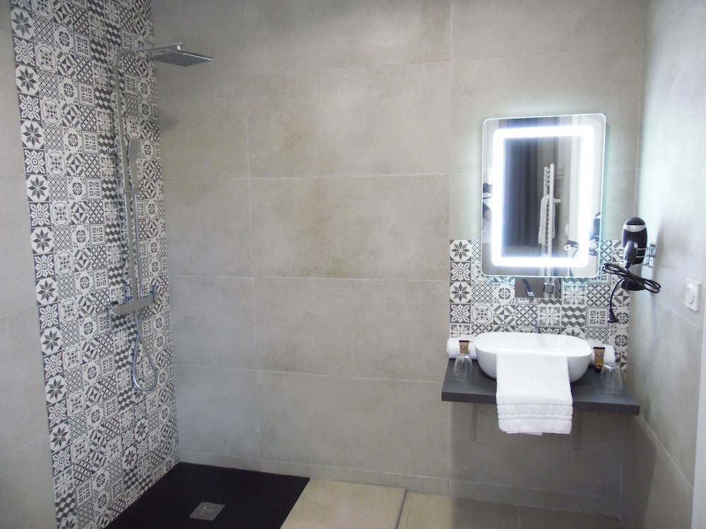 Standard Double Room - Photo 4