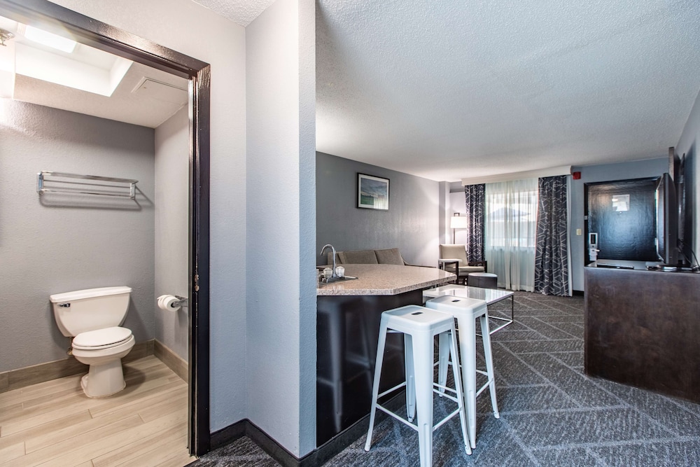 Executive Room, 2 Queen Beds, Refrigerator & Microwave, Poolside (with Single Sofabed) - Photo 2