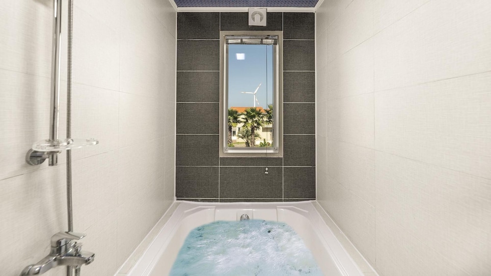 Basic Room, 1 Bedroom (Unique Room 202 (Ocean View/Spa)) - Photo 2
