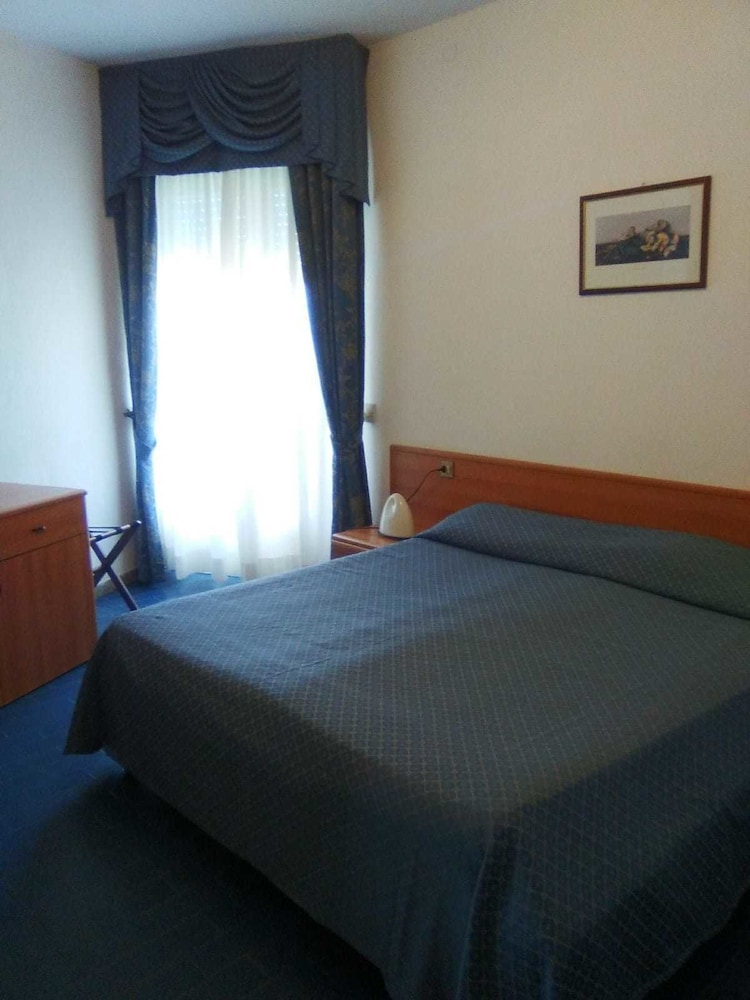 Double or Twin Room, Balcony, Partial Sea View photo 1