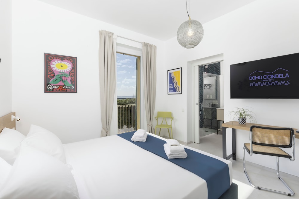 DOUBLE/TWIN BEDROOM WITH SEA VIEW