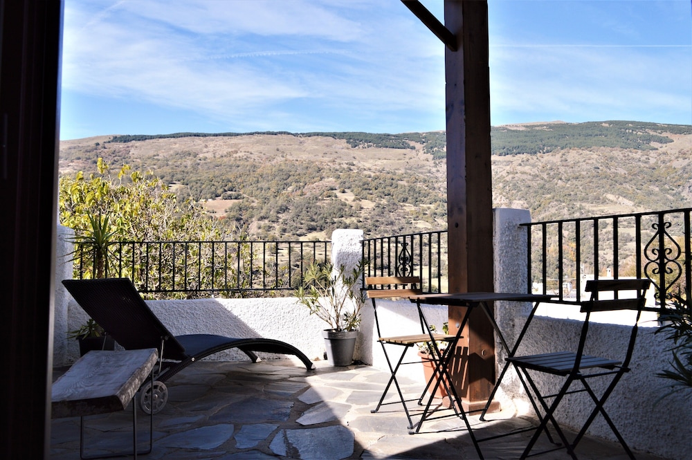 Superior Room, 1 King Bed, Mountain View