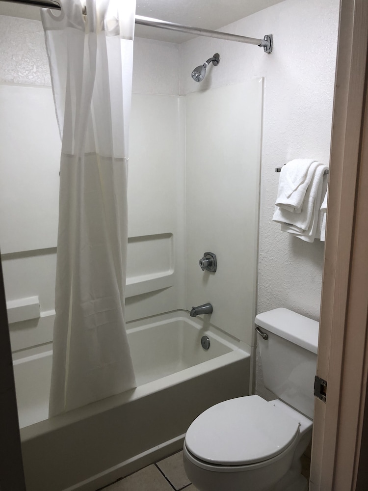 Standard Room, 2 Queen Beds, Non Smoking - Photo 5