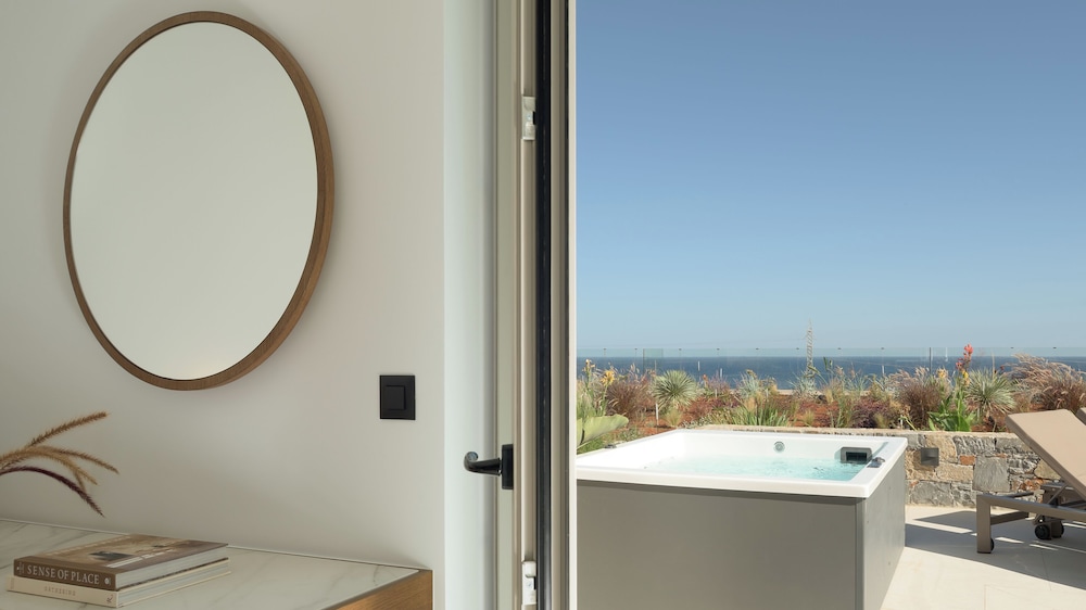 Suite with Hot Tub - Photo 12