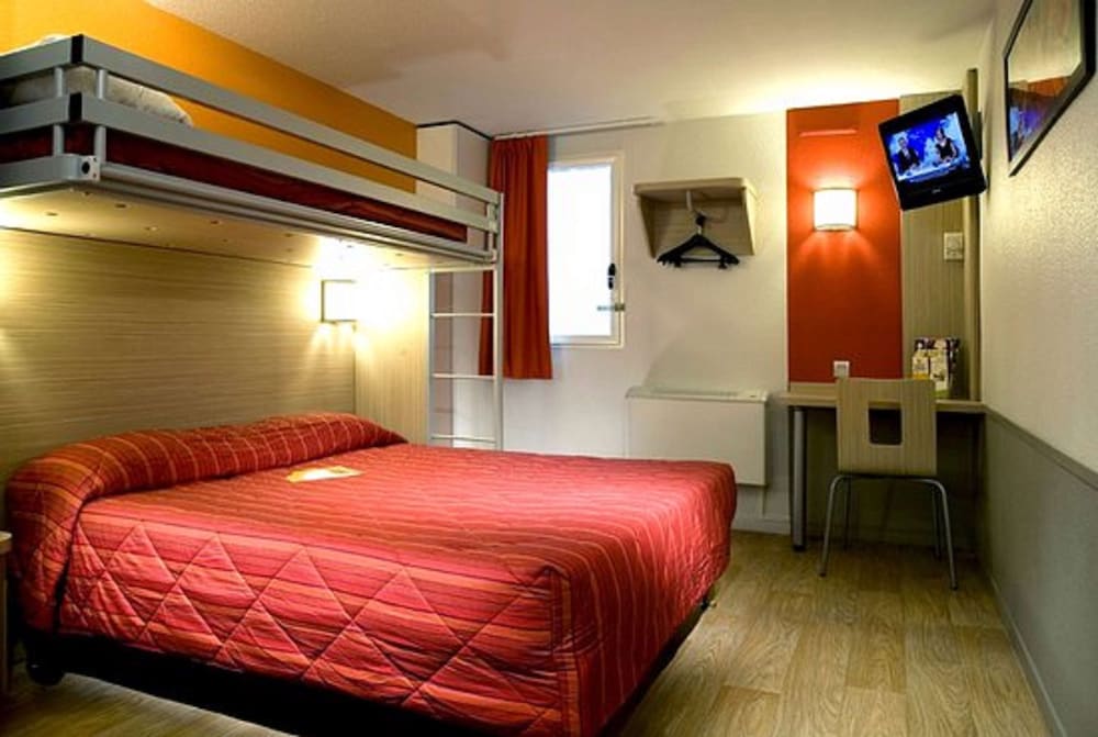 Standard Room, Multiple Beds (1 Double and 1 Single bed) - Photo 7