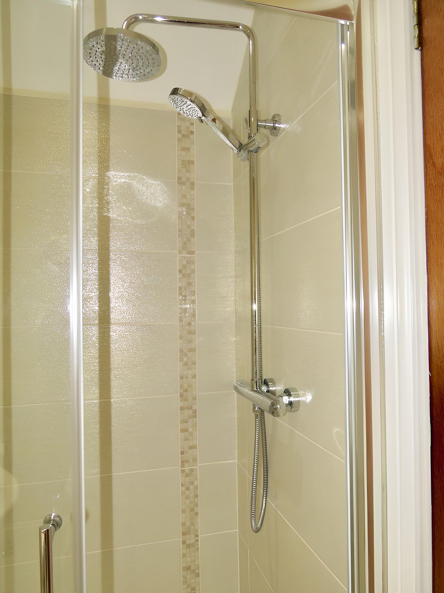 Suite, Ensuite (Room 4) photo 3