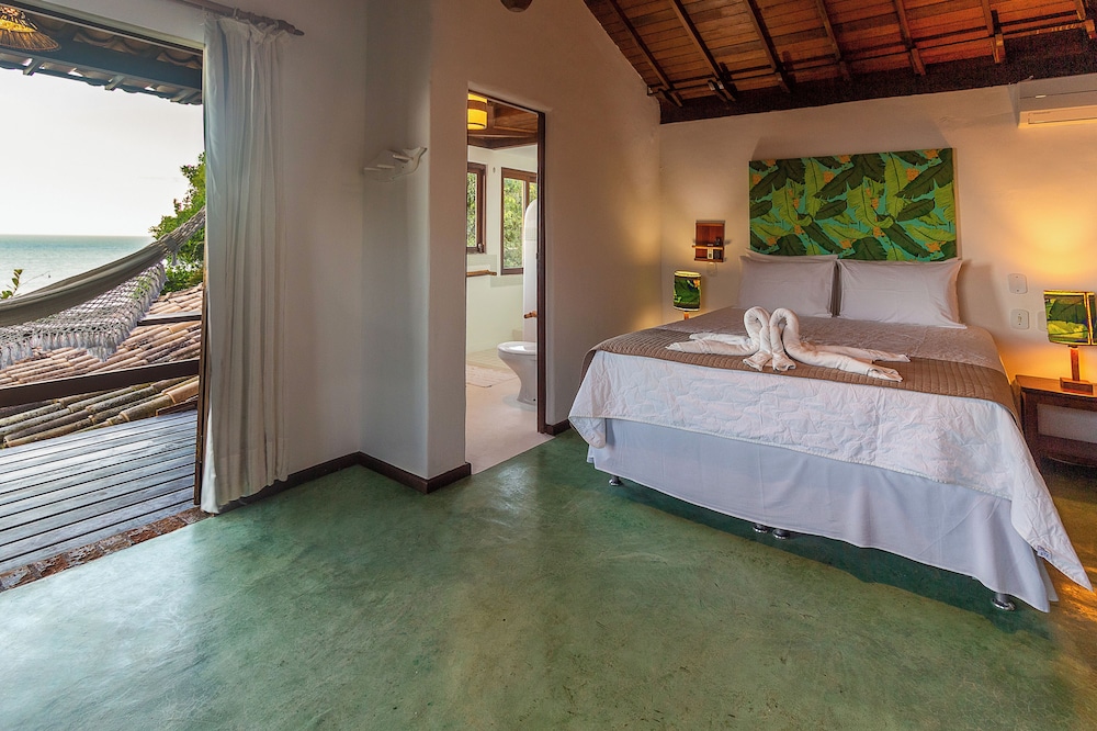 Quarto casal superluxo, cama Queen, banheira de hidromassagem, vista para o mar, acessível escadas