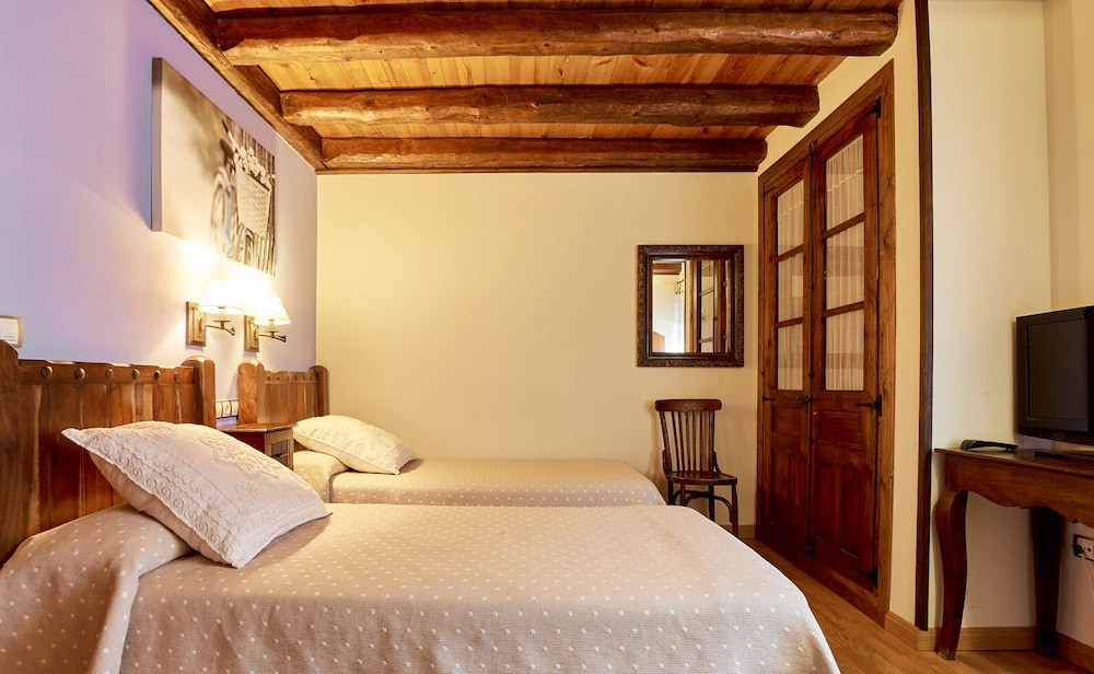 Classic Twin Room (Interior)
