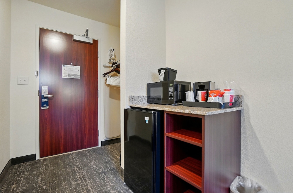 Room, Non Smoking (Single King with Audible/Visual Alert) photo 2