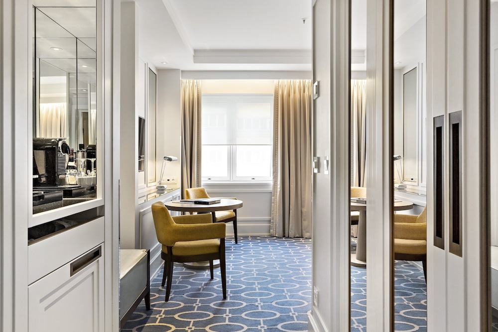 Deluxe Room, 1 King Bed thumbnail 5