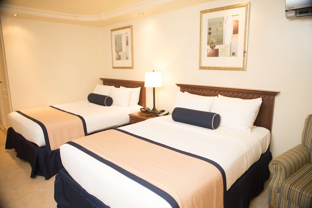 Standard Room, 2 Queen Beds, Non Smoking - Photo 1
