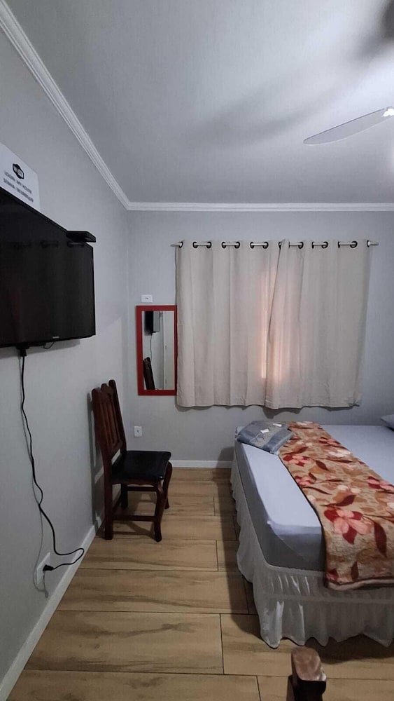 Room (1) photo 2