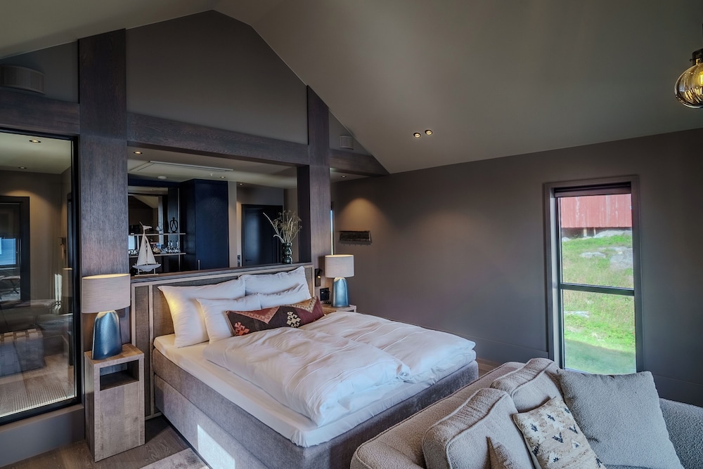Private suite with ocean view photo 2