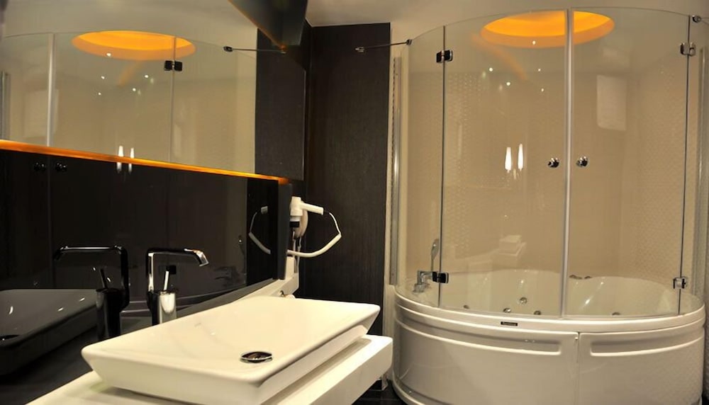 Deluxe Suite, Jetted Tub