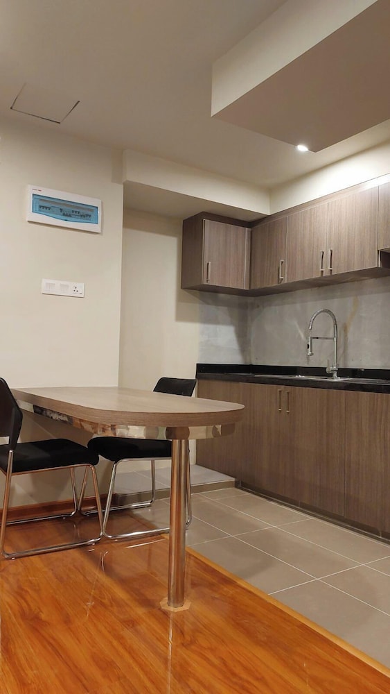 Premier Apartment, 1 King Bed, Kitchenette photo 2