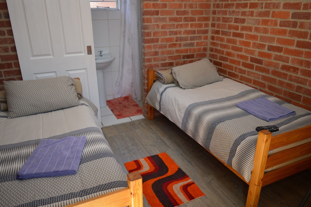 Economy Room, 2 Twin Beds photo 1