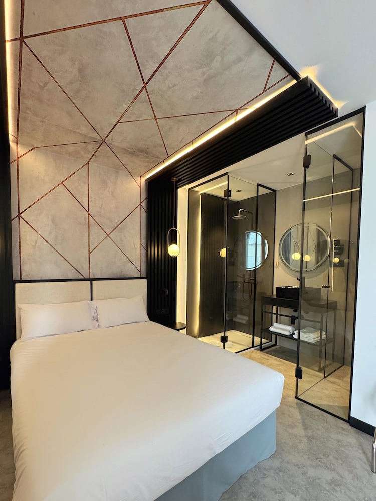 Business Double Room thumbnail 5