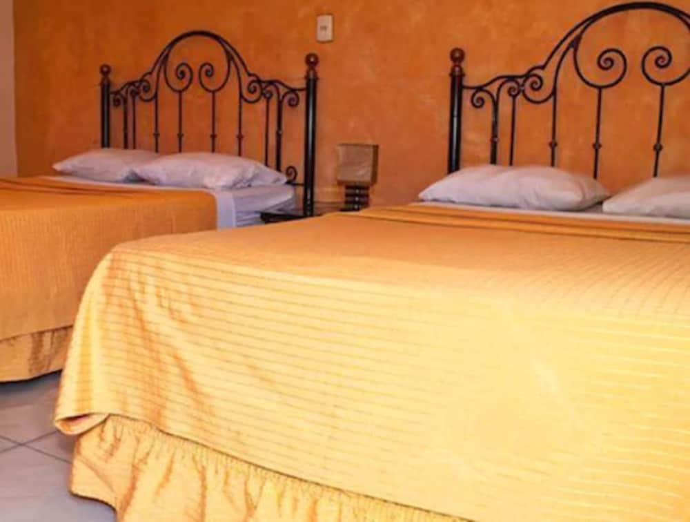 Twin Room, 2 Double Beds with Air Conditioning photo 3