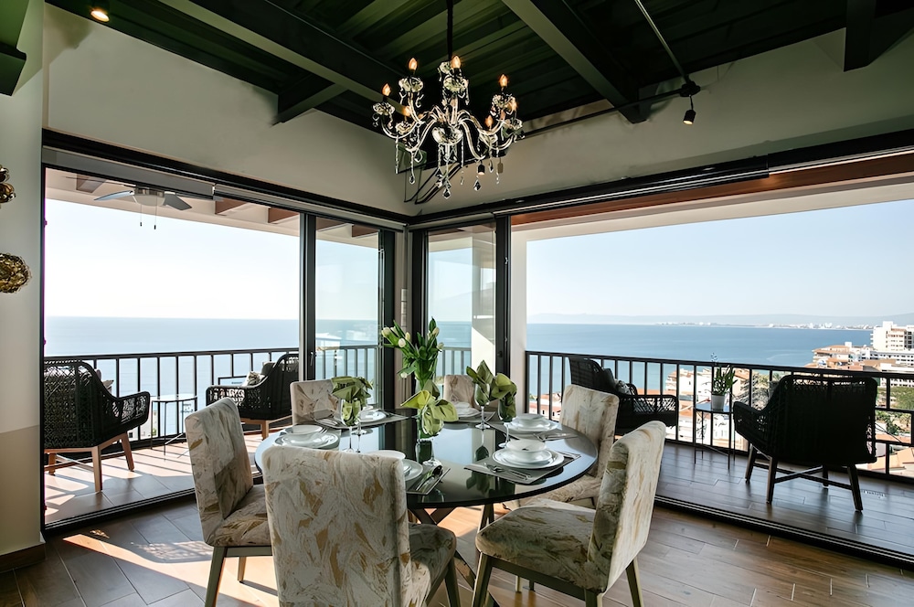 3 Bed 3 Bath First Class Penthouse + Jacuzzi