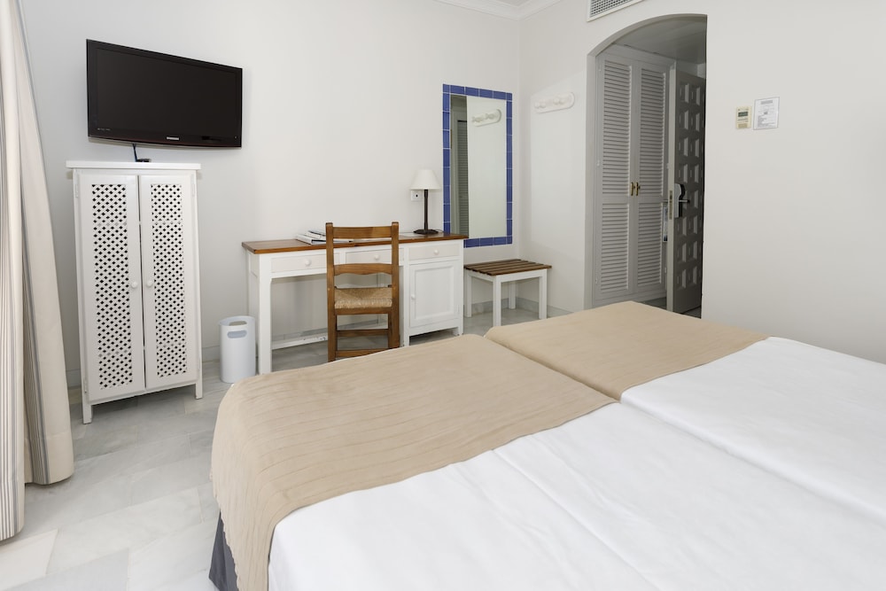 Standard Double or Twin Room - Photo 5