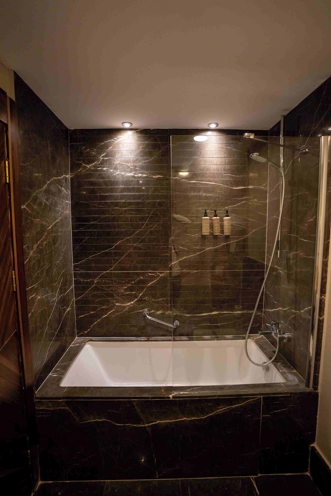 Superior Land View Room with French Balcony thumbnail 5