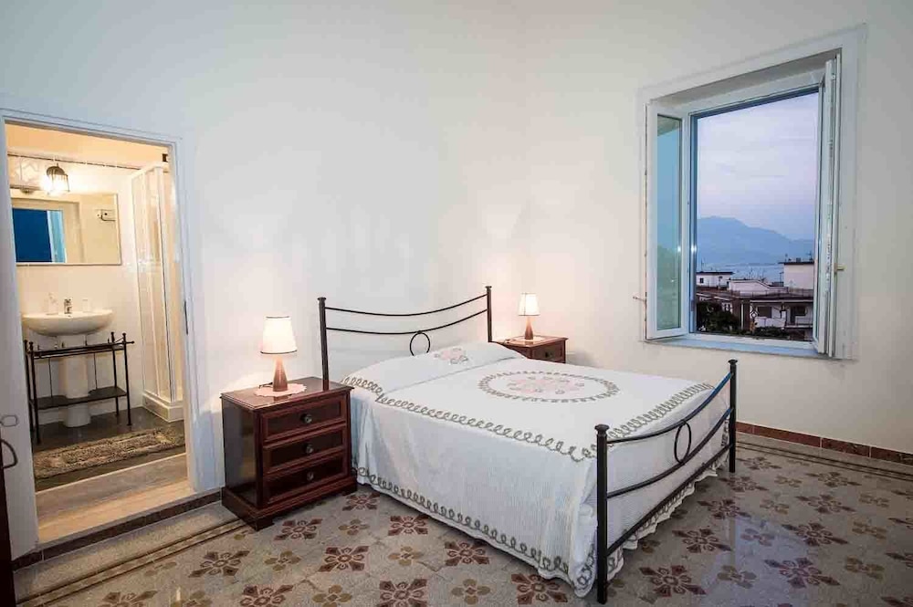 Deluxe Double Room, 1 Queen Bed, Private Bathroom, Oceanfront photo 1