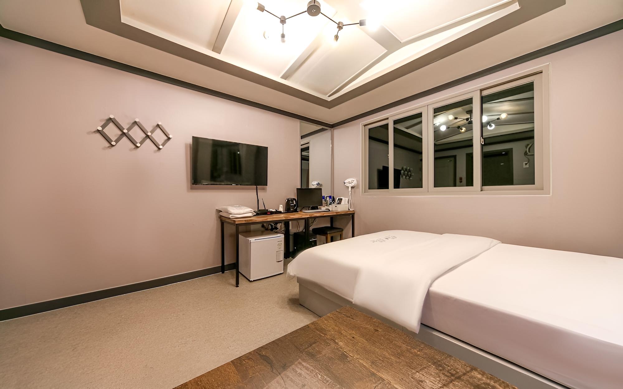 Room (1 Room per 1 Parking (Netflix)) - Photo 3