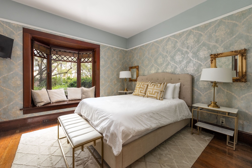 Room, 1 Queen Bed, Fireplace photo 1