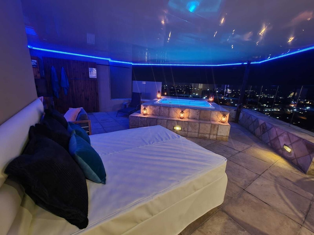 Honeymoon Suite WB1 (Private Hot Tub) photo 3
