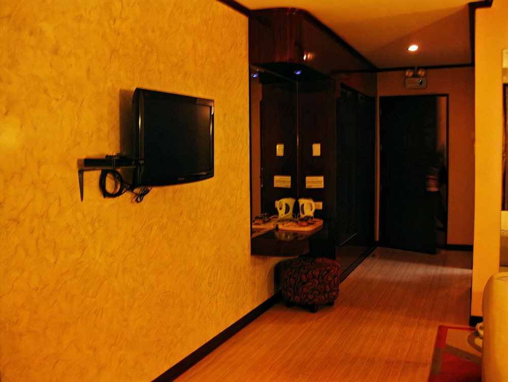 Deluxe Room, 1 King Bed photo 3