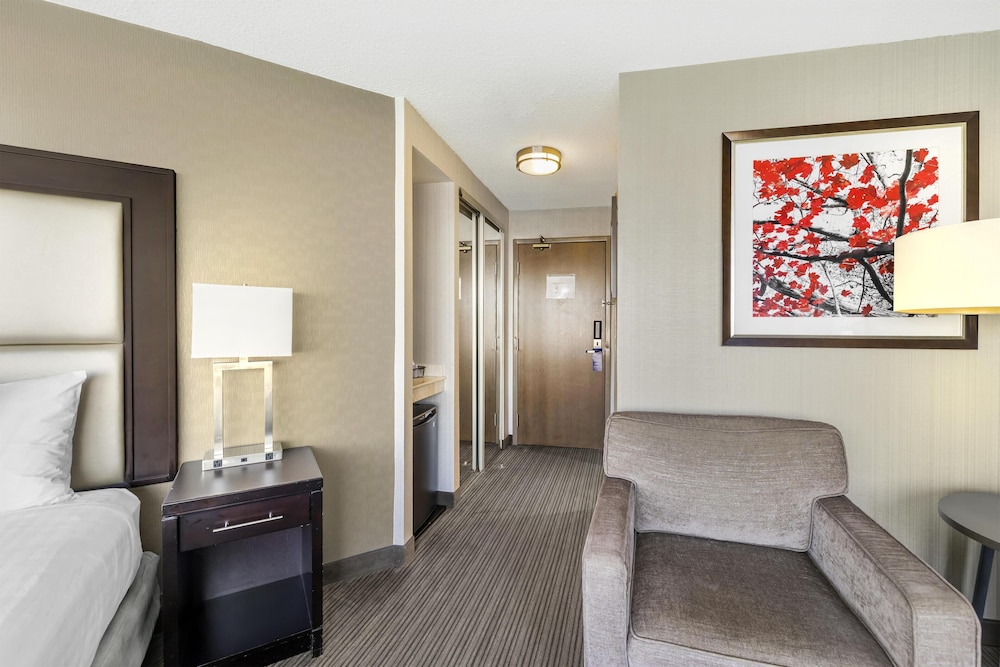 Standard Room, 1 King Bed, Refrigerator, River View (Panoramic View) - Photo 3