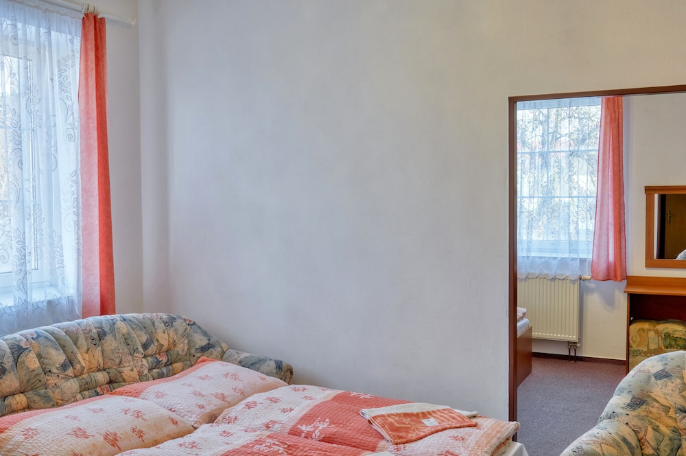 Classic Suite, 1 Queen Bed with Sofa bed, Non Smoking photo 2