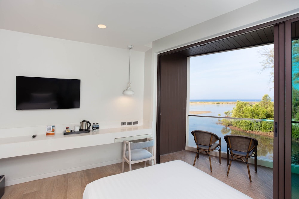 Deluxe Seaview (Modern Style) - Photo 3