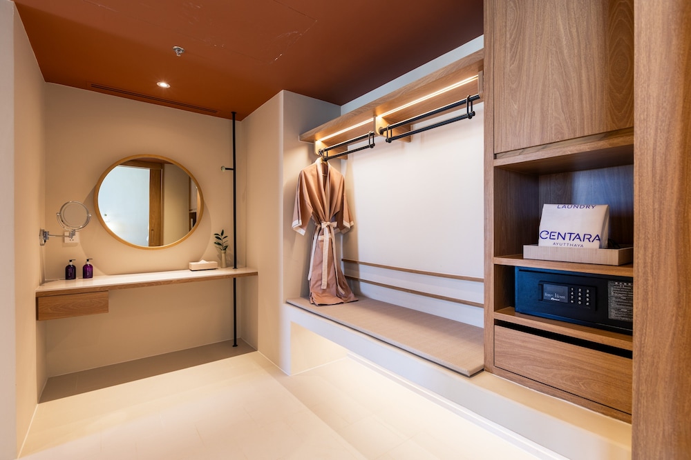 Suite, 1 King Bed - Photo 11